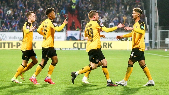 Dresdens Spieler bejubeln den Treffer zum 0:1