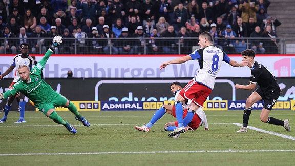 Hamburgs Laszlo Benes erzielt gegen Magdeburgs Dominik Reimann das 1:0