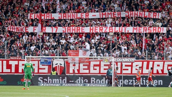 Regensburger Fans bedanken sich beim ehemaligen Trainer Mersad Selimbegovic
