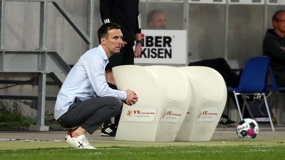 KSC Trainer Christian Eichner, am Spielfeldrand hockend