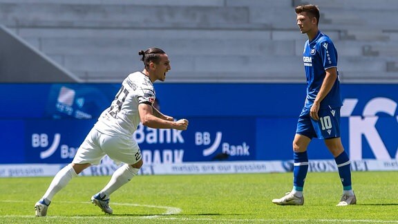 Baris Atik dreht nach seinem zwischenzeitlichen 2:0 für den FCM in Karlsruhe jubelnd ab.