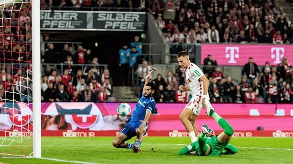 Zweikampf Mohammed El Hankouri 1. FC Magdeburg, 11, Tim Lemperle 1. FC Köln, 19, Dominik Reimann 1. FC Magdeburg, 1 - Torchance.