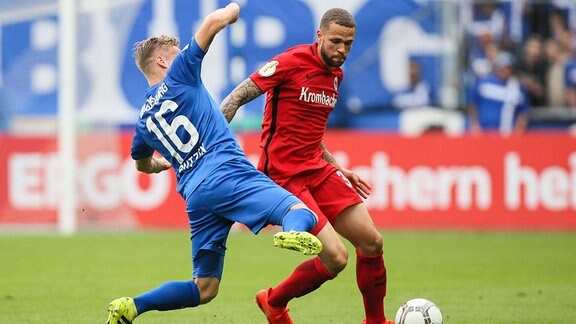 Zweikampf - Nils Butzen (1. FC Magdeburg) gegen Luc Castaignos (Eintracht Frankfurt)