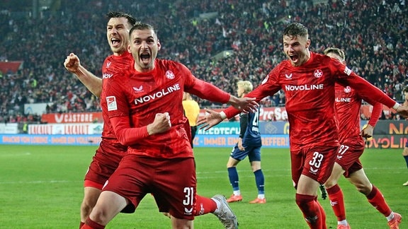 Luca Sirch (Kaiserslautern) bejubelt das Tor zum 2:0 gegen den SC Paderborn