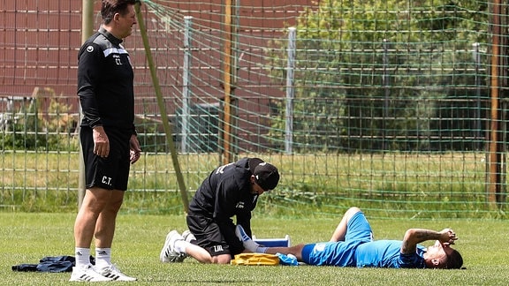 Baris Atik 1. FC Magdeburg,23 muss das Training nach einem Zweikampf gegen Jamie Lawrence 1. FC Magdeburg,5 verletzt abbrechen und wird behandelt