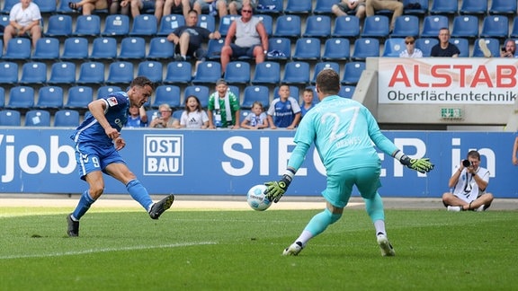 Szene aus dem Fußball-Testspiel 1.FC Magdeburg gegen VfL Bochum: Martijn Kaars (Magdeburg, 9) schießt den Ball aufs Tor.