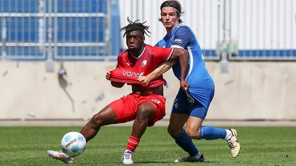 Szene aus dem Fußball-Testspiel 1.FC Magdeburg gegen VfL Bochum:  Samuel Bamba (Bochum, 18) im Zweikampf mit Jean Hugonet (Magdeburg, 24)