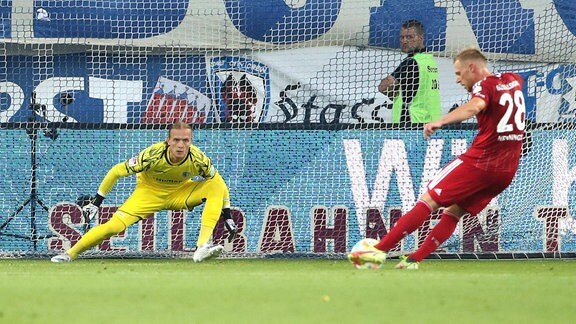 Düsseldorfs Rouwen Hennings trifft zum 0:1 gegen Magdeburgs Dominik Reimann
