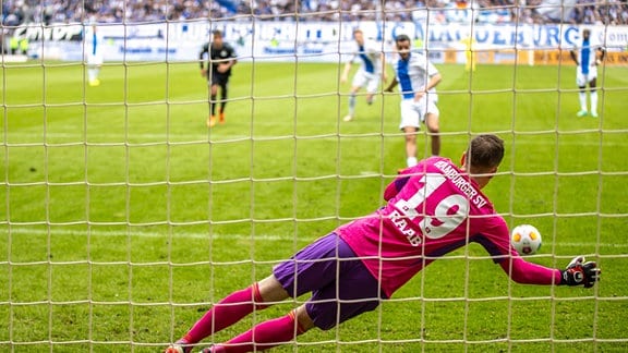 Mohammed El Hankouri von 1. FC Magdeburg verwandelt Strafstoß zum 1:0 gegen Hamburgs Torwart Matheo Raab (r).