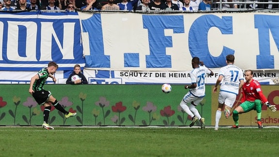 Torschütze Jannik Dehm (Hannover 96,20) trifft zum 0 -1.