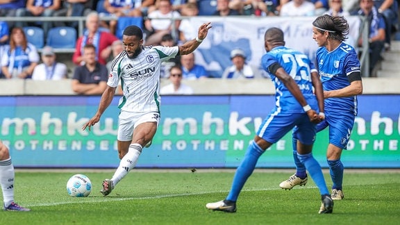 Schalkes Moussa Sylla erzielt das Tor zum 0:1 gegen Magdeburg