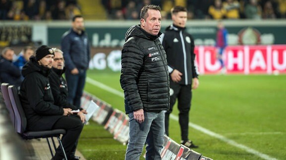 Dresdens Cheftrainer Markus Kauczinski an der Seitenlinie 