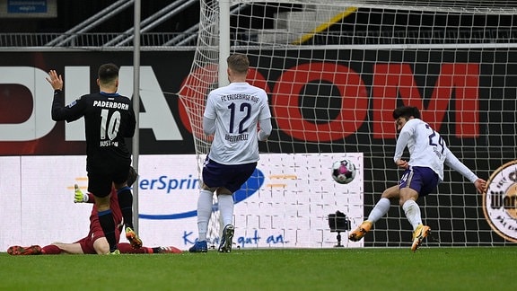 SC Paderborn 07 - FC Erzgebirge Aue Bild: Julian Justvan Paderborn macht das Tor zum 2:1
