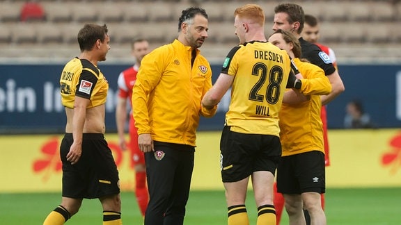 Paul Will von Dynamo Dresden muss beim Relegationshinspiel in Kaiserslautern verletzt vom Platz
