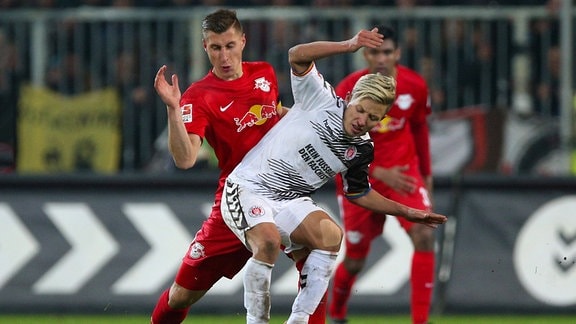 v.li. im Zweikampf Willi Orban (RB Leipzig, 4) und Marc Rzatkowski (FC St. Pauli, 11).