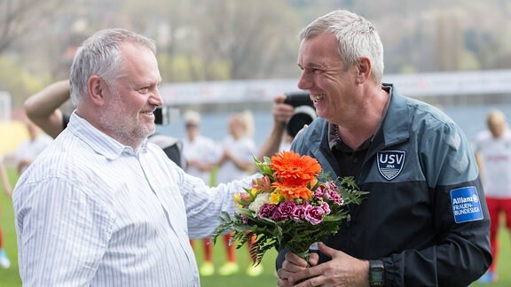 Vorstandsmitglied Torsten Rödiger gratuliert Steffen Beck (FF USV Jena, Co-Trainer) zur bestandenen A-Lizenz