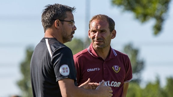 Huddersfield Town Cheftrainer David Wagner (links) im Gespräch mit Dresdens Sportpsychologe Sascha Lense