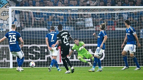 Magdeburgs Silas Gnaka erzielt gegen Schalkes Torwart Marius Müller das Tor zum 0:2