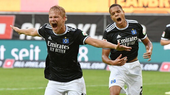 Joel Pohjanpalo Hamburger SV re.bejubelt sein Tor zum 1:0 Jan Gyamerah Hamburger SV li.