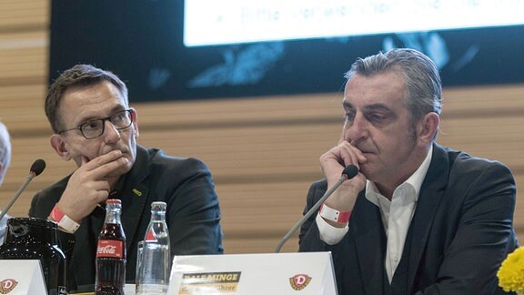 Kaufmännischer Geschäftsführer Michael Born (links) und Sportgeschäftsführer Ralf Minge bei der Mitgliederversammlung von Dynamo Dresden. 