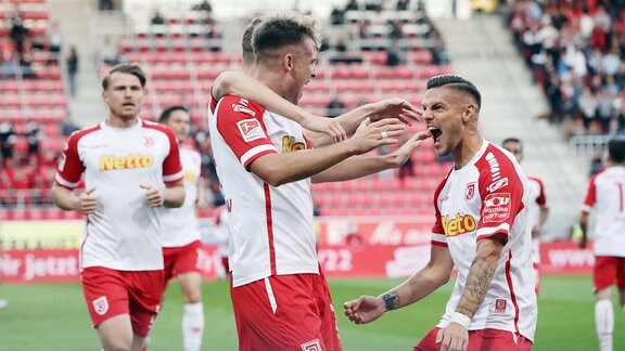 Tor für Jahn Regensburg. Max Besuschkow 7, Regensburg trifft zum 2:0 und jubelt mit Erik Wekesser 13, Regensburg.