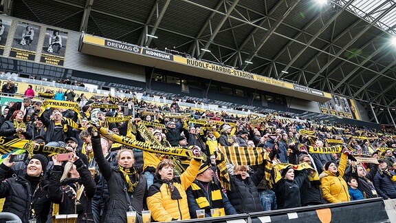 Fans im Rudolf-Harbig-Stadion Dresden