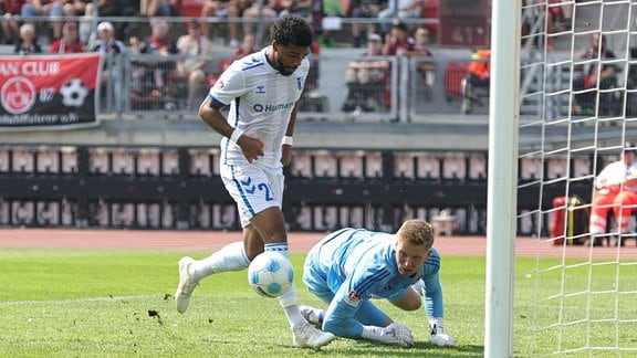 Tor Treffer Torschuß zum 0:1 - Torschütze Xavier Amaechi (20, 1. FC Magdeburg FCM ) gegen Jan Reichert (1, 1. FC Nürnberg / FCN )