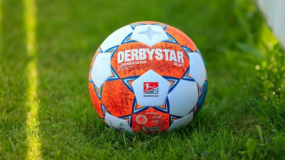 Der offizielle Spielball der 2. Bundesliga liegt auf dem Rasen.