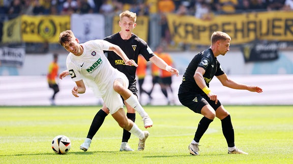 Anton Heinz ( 21, Aachen), Tim Hoffmann (19, Aue), Lukas Scepanik ( 8, Aachen)