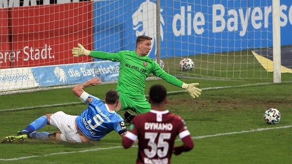 im Bild: Kevin Broll, Dynamo Dresden gegen Sascha Moelders, TSV 1860