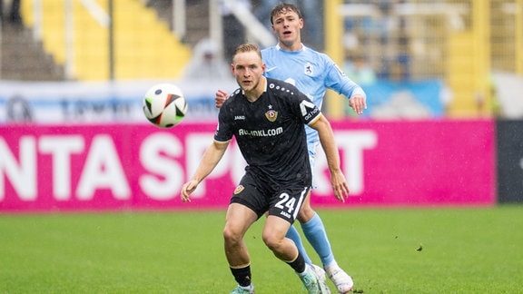 Zweikampfszene zischen Tony Menzel 24 (SG Dynamo Dresden) und Lukas Reich 20 (TSV 1860 Muenchen)