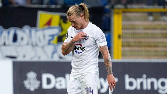 Marvin Stefaniak, Spieler vom FC Erzgebirge Aue, enttäuscht über die Niederlage