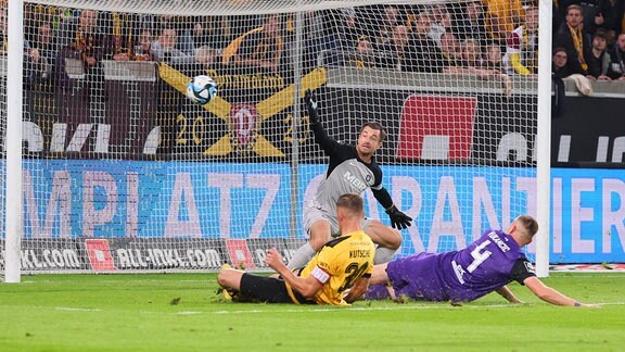 Stefan Kutschke (30, Dresden) trifft zum 1:0 gegen Torwart Martin Männel (1, Aue).