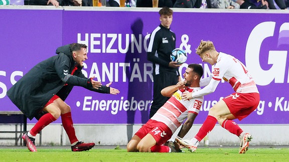 Robin Ziegele ( 14, Regensburg) trifft zum 0:1 und jubelt mit den Teamkollegen.