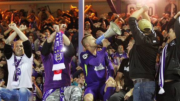 Die Auer feiern nach dem Spiel ihren Heimsieg mit ihren Fans