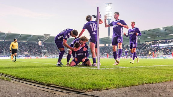 Jubel zum 1:0 durch Pascal Fallmann (FC Erzgebirge Aue)