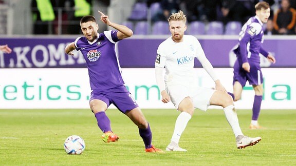 Im Bild von links: Dimitrij Nazarov 10, Aue, Ole Käuper 6, Meppen.