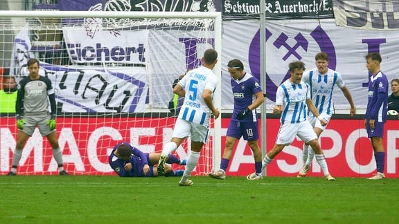 Torschütze Sigurd Haugen Rostock, 3.v.r. hat soeben Torhüter Martin Männel Aue, links zum 1:1 überwunden.