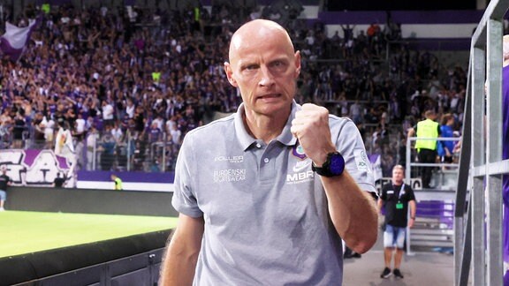 Sportdirektor Matthias Heidrich, Erzgebirge Aue, jubelt nach dem Spiel.