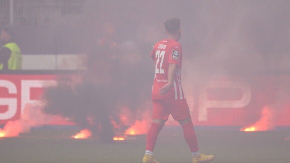 Can Coskun FSV Zwickau zwischen Begalos und Nebel auf dem Rasen.