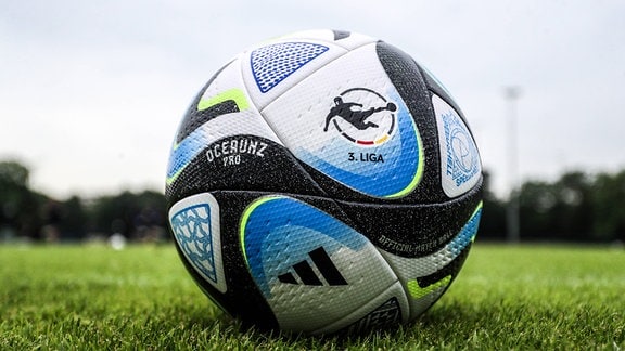 Spielball mit dem Logo der 3.Liga
