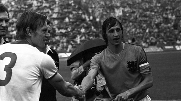 Johan Cruyff (Niederlande, re.) und Bernd Bransch (DDR, re.) tauschen die Wimpel Vsw Begrüßung Wimpeltausch Wimpel tauschen