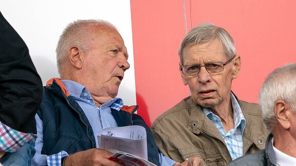 Bernd Bransch (r.) mit Klaus Urbanczyk (l.) als Zuschauer beim Spiel der 3. Bundesliga zwischen dem Hallescher FC und dem VFL Osnabrück
