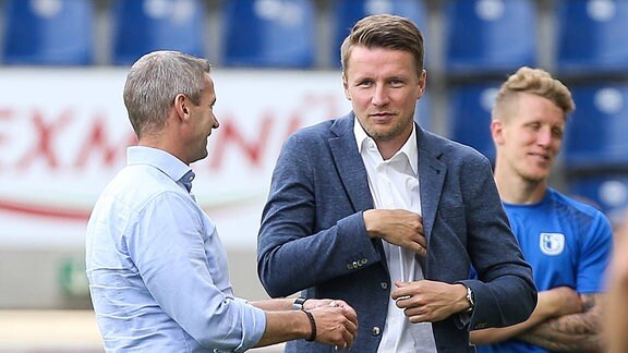 Im Gespräch - Assistent der Geschäftsführung Maik Franz (re.) und Sportdirektor Mario Kallnik (1. FC Magdeburg)