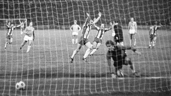 Joachim Streich bejubelt das 2:1 im Spiel gegen Malmö FF im Europapokal der Landesmeister 1975/76