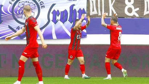 Torschütze Simon Handle (Köln) freut sich mit Mike Wunderlich (Köln, rechts) über das 0:1