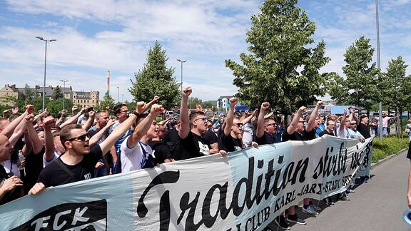 Fans unterstützen die Mannschaft vor dem Stadion Chemnitz