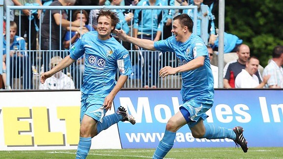 Benjamin Förster bejubelt seinen Treffer zum 1:0 mit Marcel Wilke