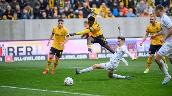 Christian Conteh bei Torschuss