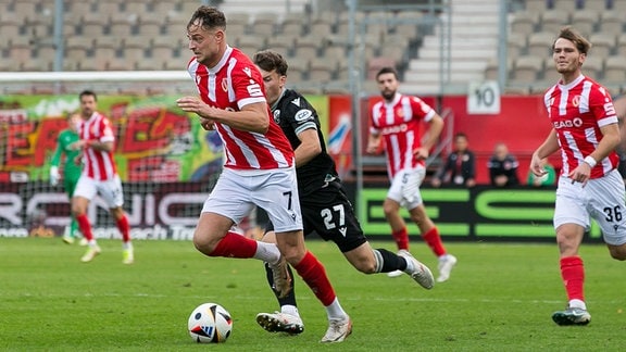 v. li. im Zweikampf Timmy Thiele (Energie Cottbus) und Lucas Mika Wolf (SV Sandhausen)